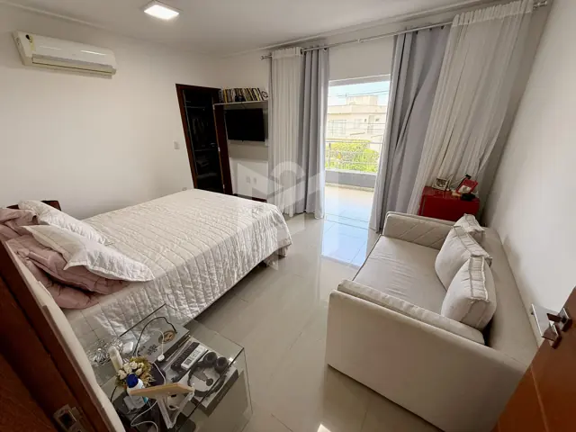 Quarto com acesso à varanda