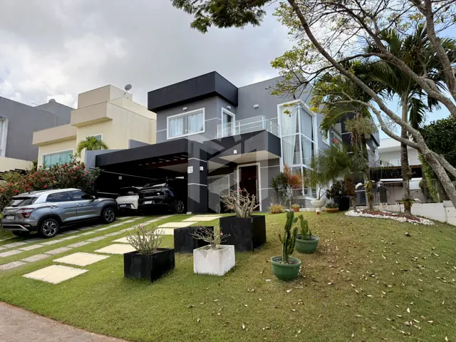 Fachada e jardim